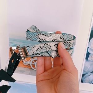 *NWT* Guess Snakeskin Reversible Belt Blue & White